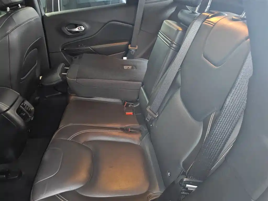 Jeep Cherokee 2016 — фото 13