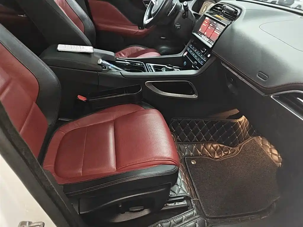 Jaguar F-PACE 2018 — фото 25