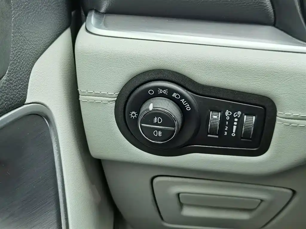 Jeep Grand Commander 2018 — фото 21