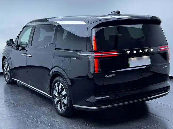 Volvo EM90 2024