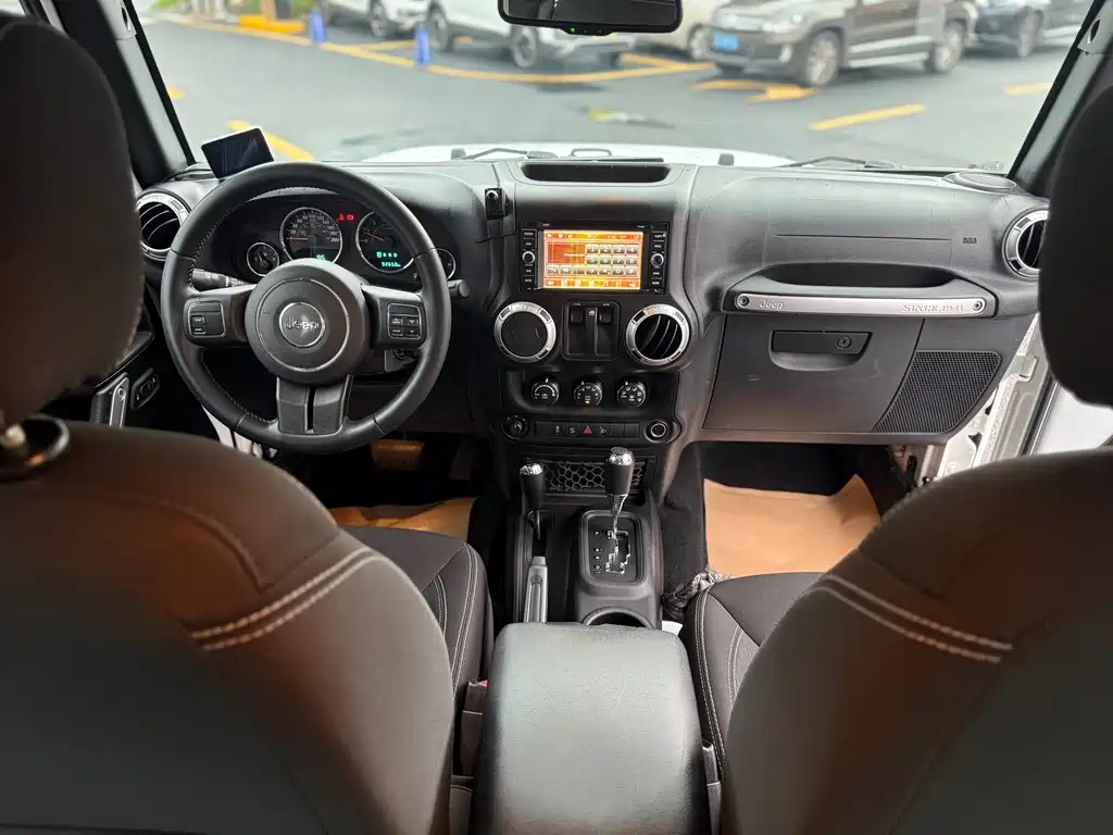 Jeep Wrangler 2016 — фото 10