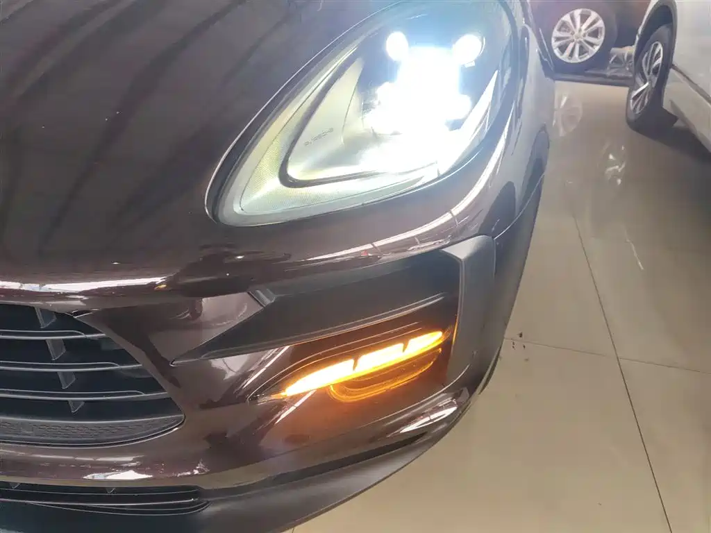 Porsche Macan 2020 — фото 24