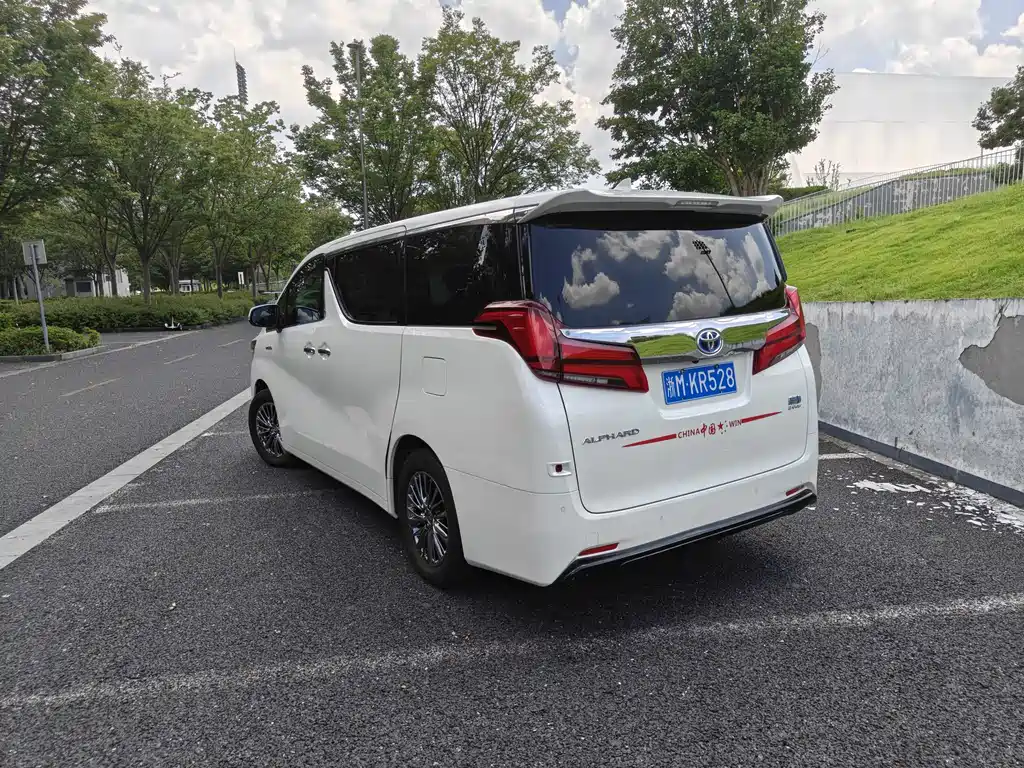 Toyota Alphard 2020 — фото 11