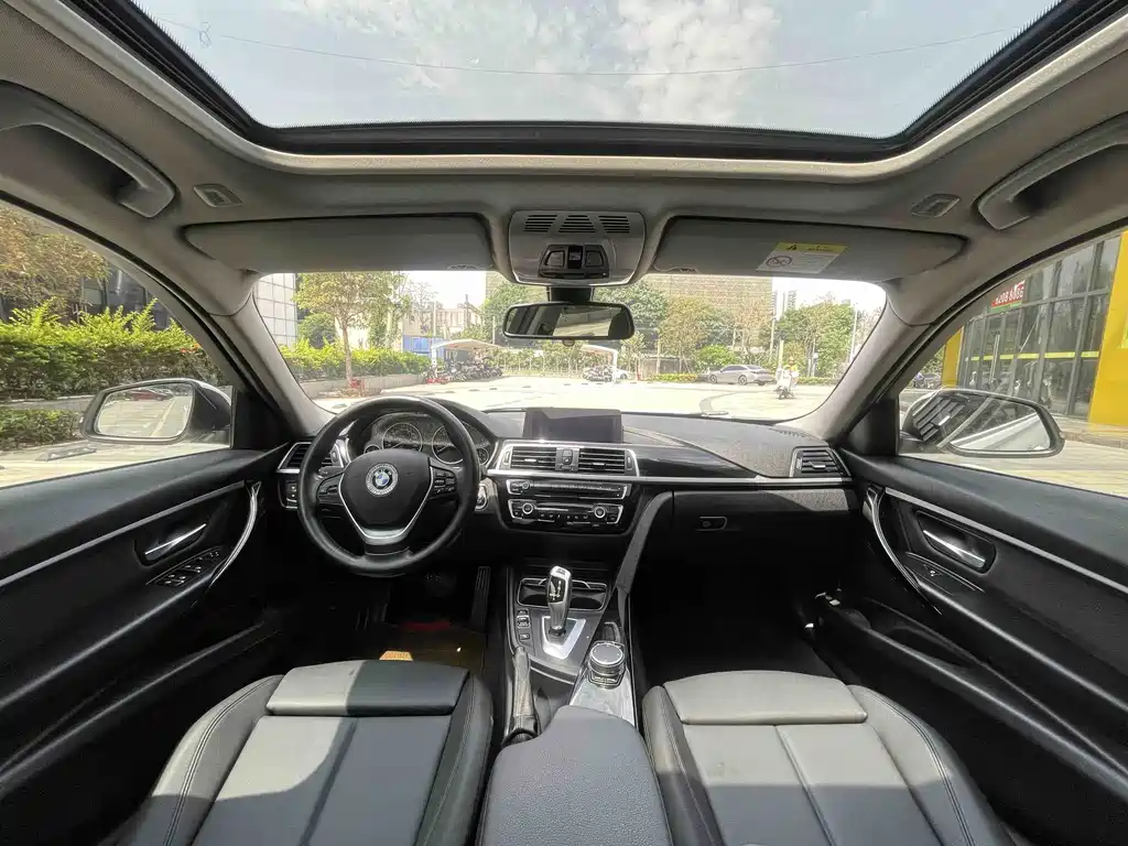 BMW 3 Series 2018 — фото 14