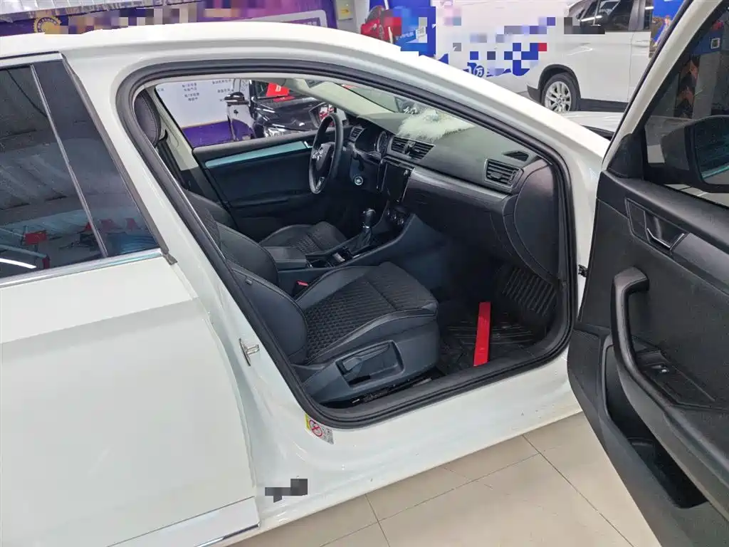Skoda Superb 2019 — фото 19