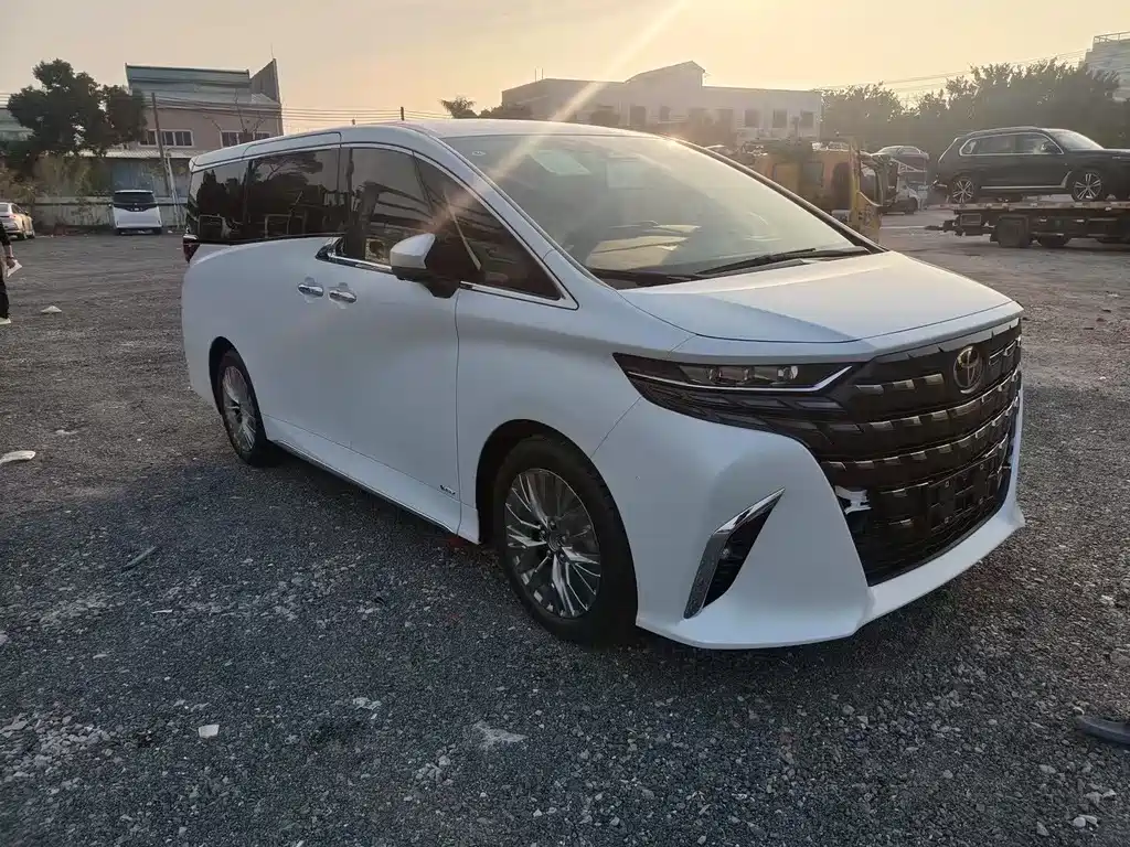 Toyota Alphard — фото 1