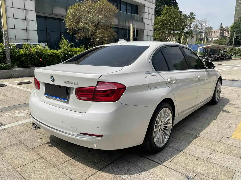 BMW 3 Series 2018 — фото 9