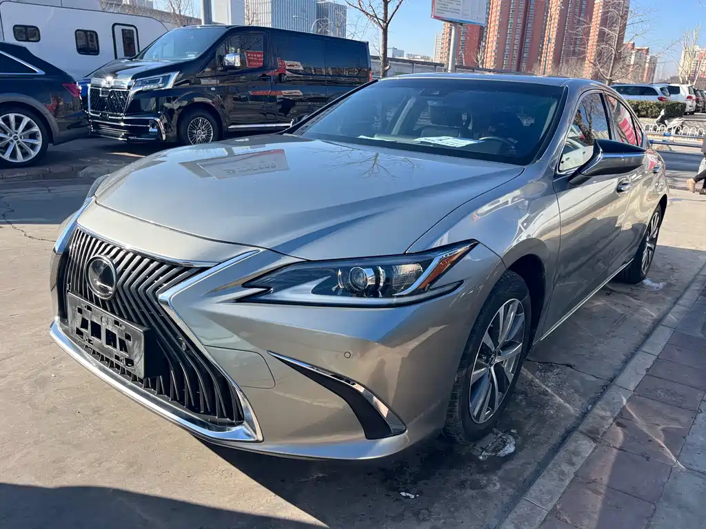 Lexus ES 2019 — фото 1