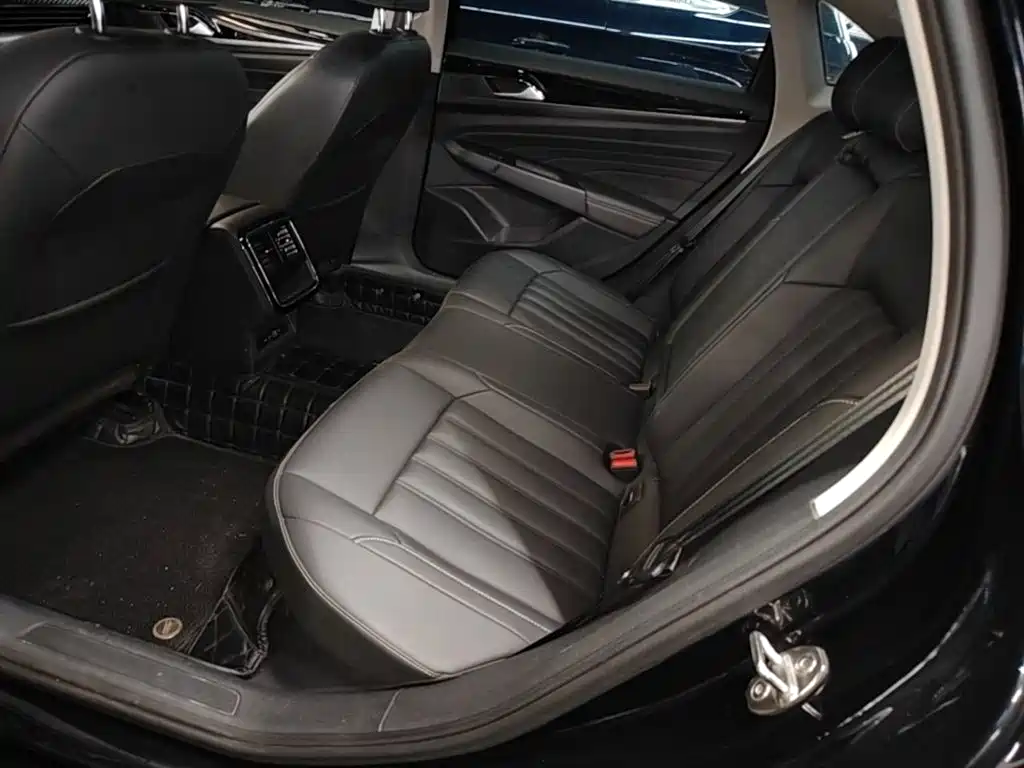 Volkswagen Passat 2023 — фото 17