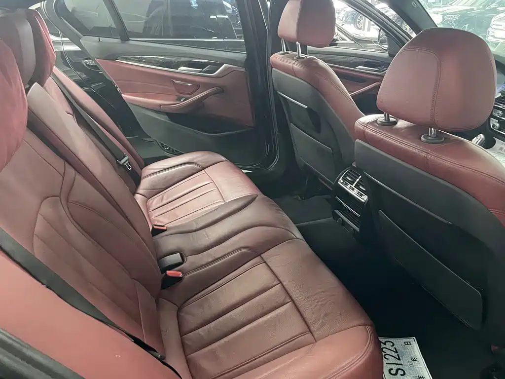 BMW 5 Series 2019 — фото 19