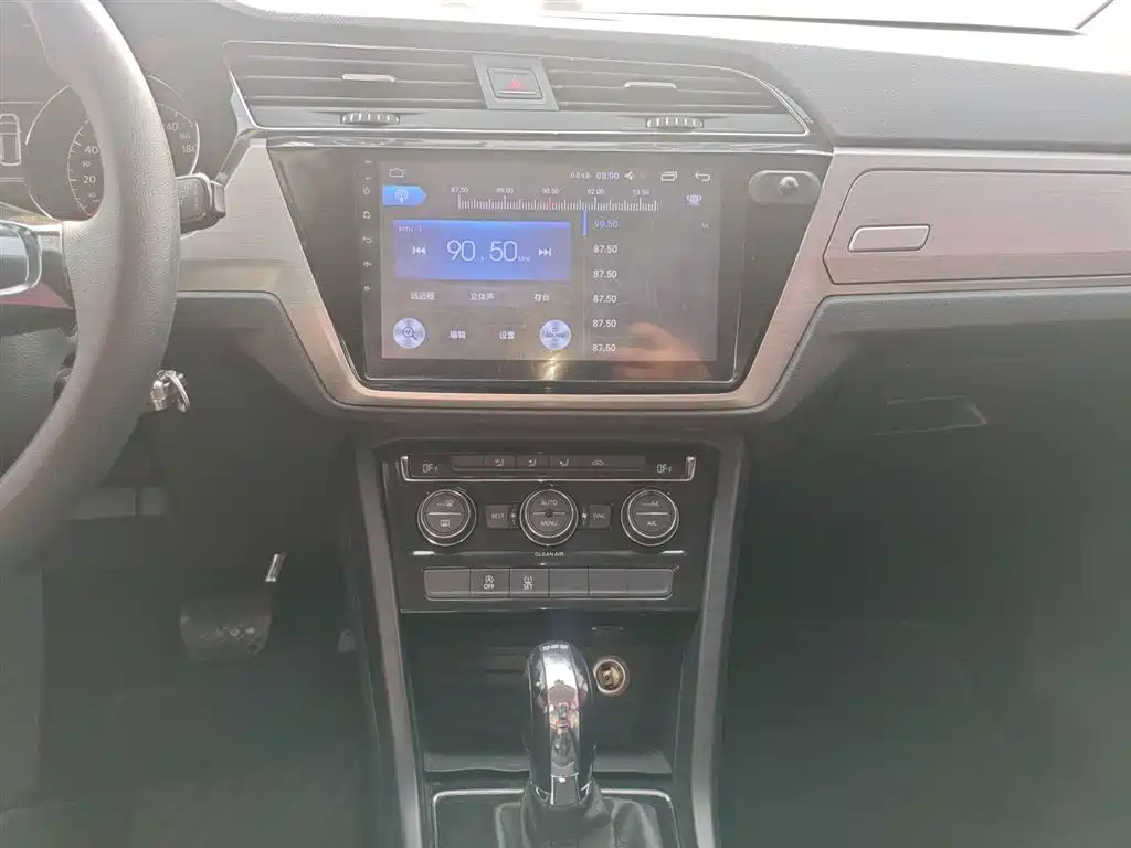 Volkswagen Touran 2018 — фото 13