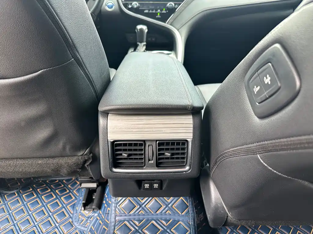 Toyota Camry 2019 — фото 13