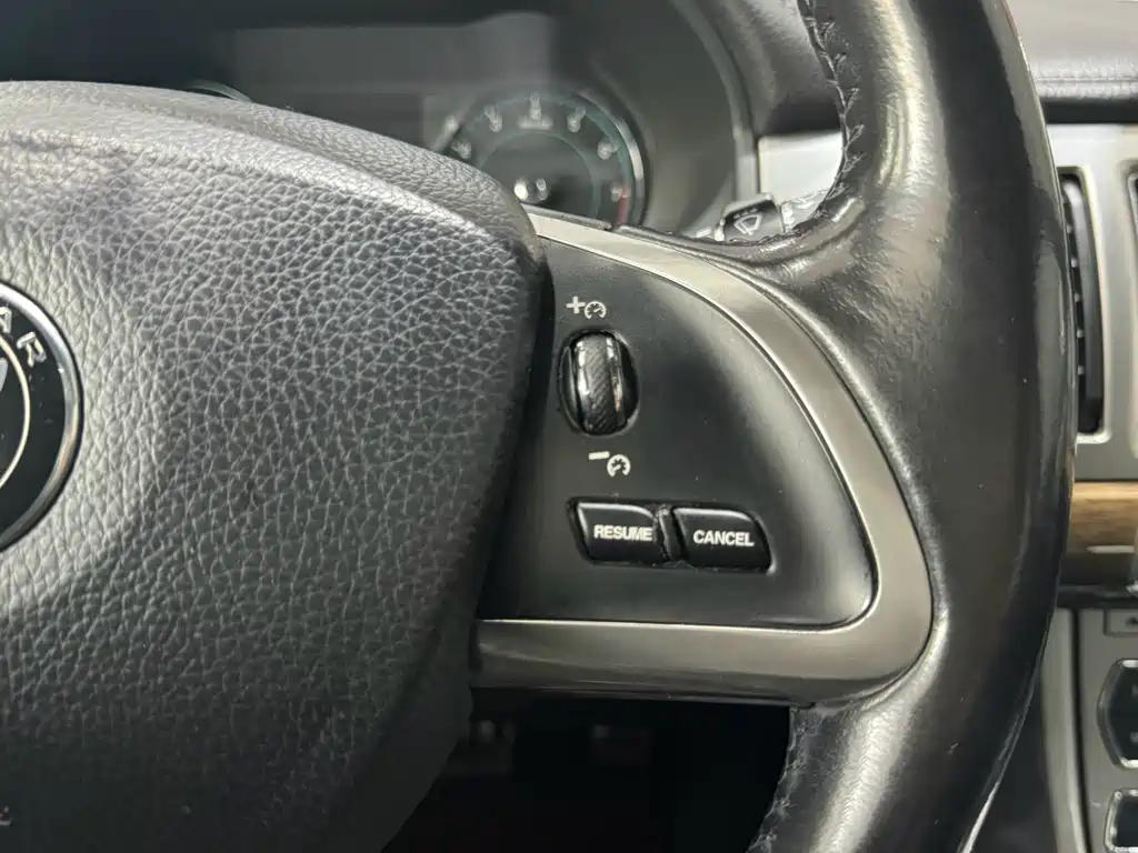 Jaguar XF 2015 — фото 17