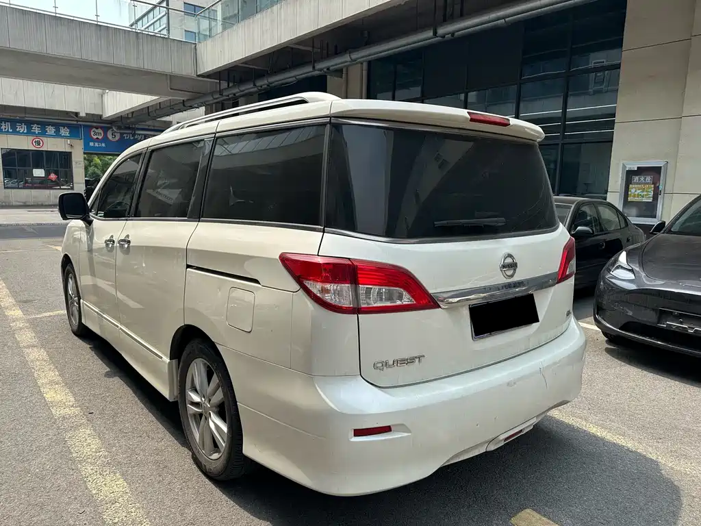 Nissan Quest 2017 — фото 19