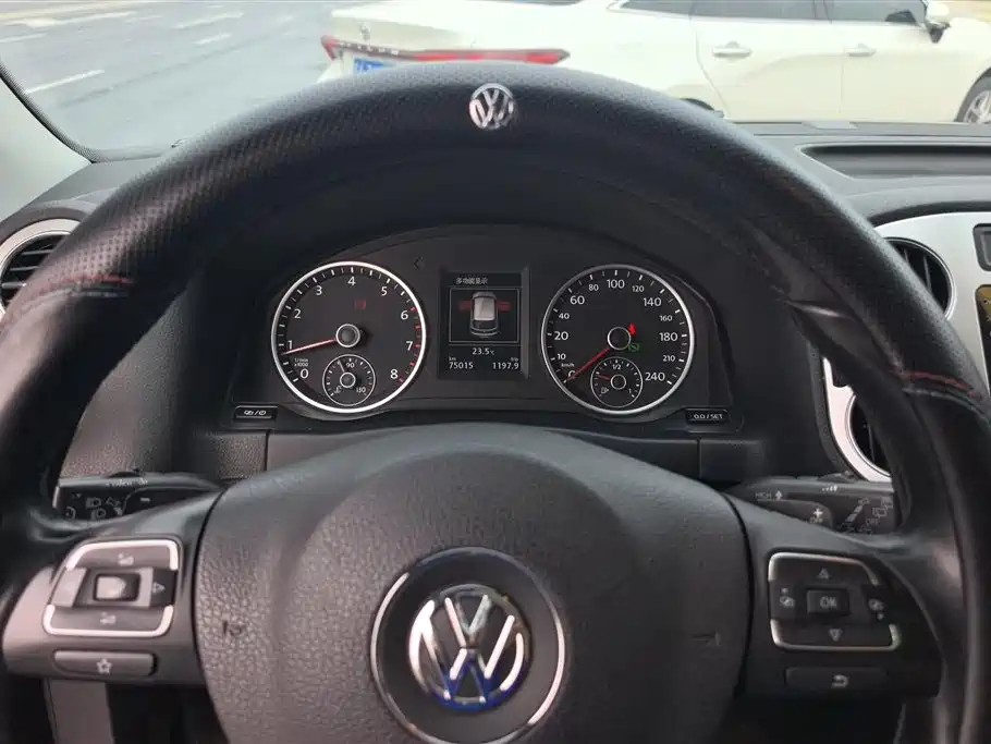 Volkswagen Tiguan 2015 — фото 14