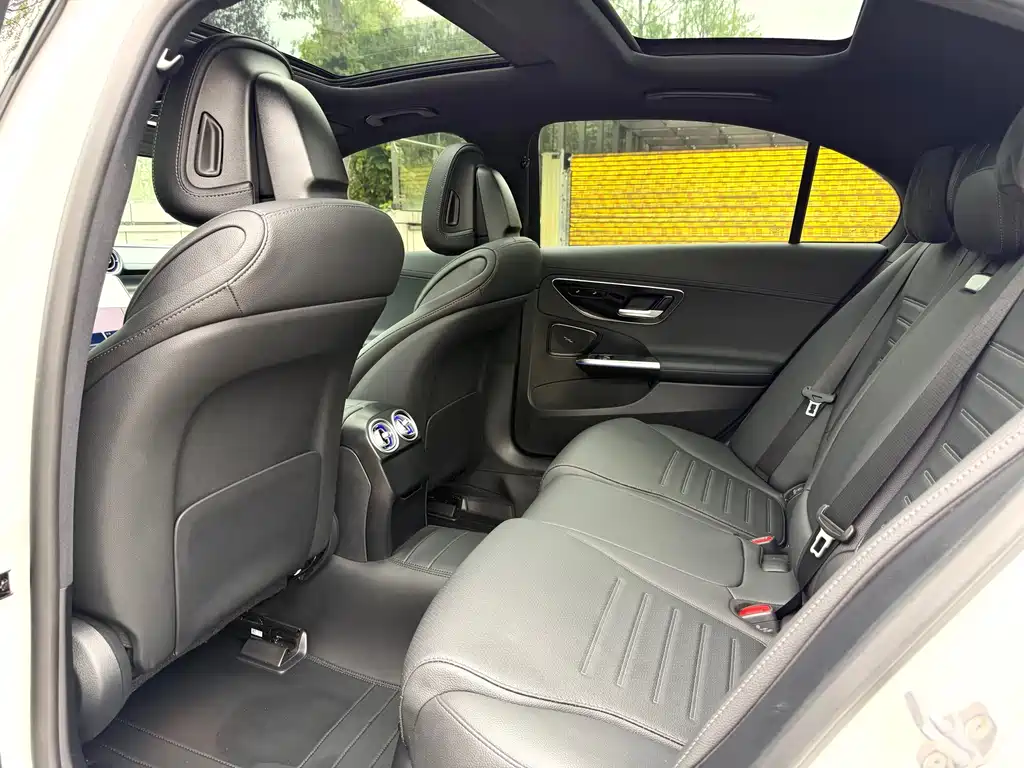 Mercedes-Benz C-Class 2025 — фото 4