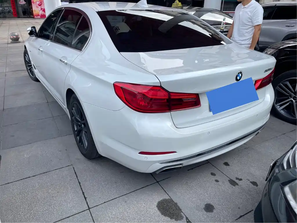 BMW 5 Series 2018 — фото 12