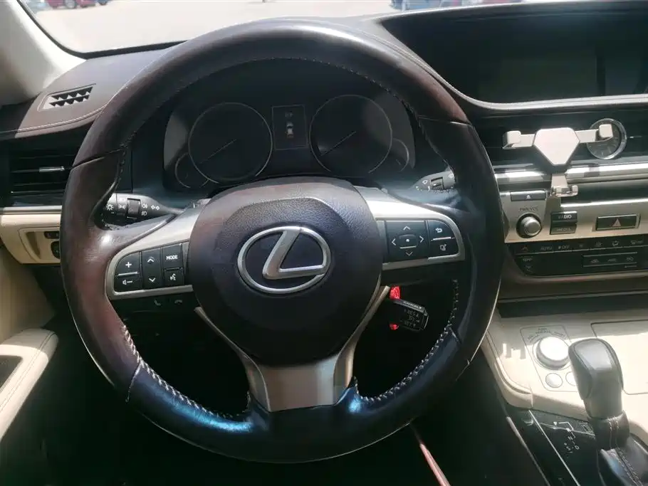 Lexus ES 2015 — фото 15