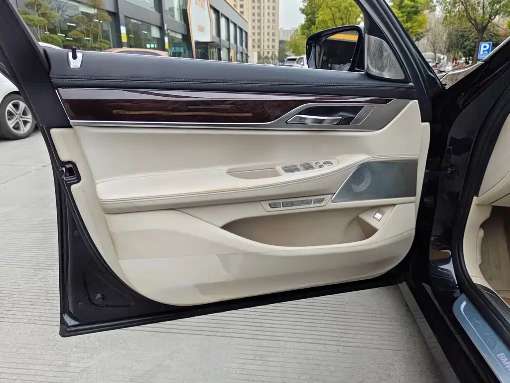 BMW 7 Series 2016 — фото 12