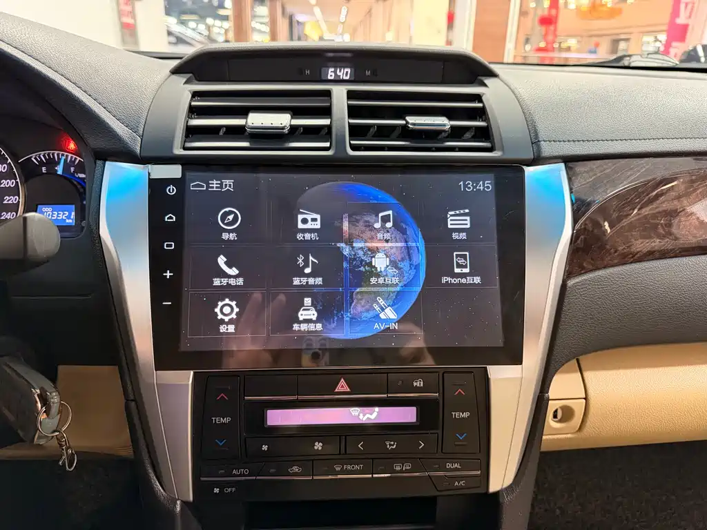 Toyota Camry 2015 — фото 18
