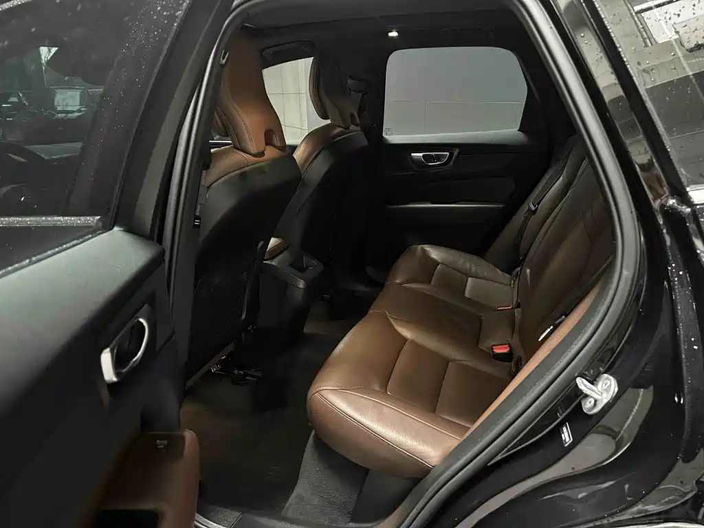 Volvo XC60 2023 — фото 4