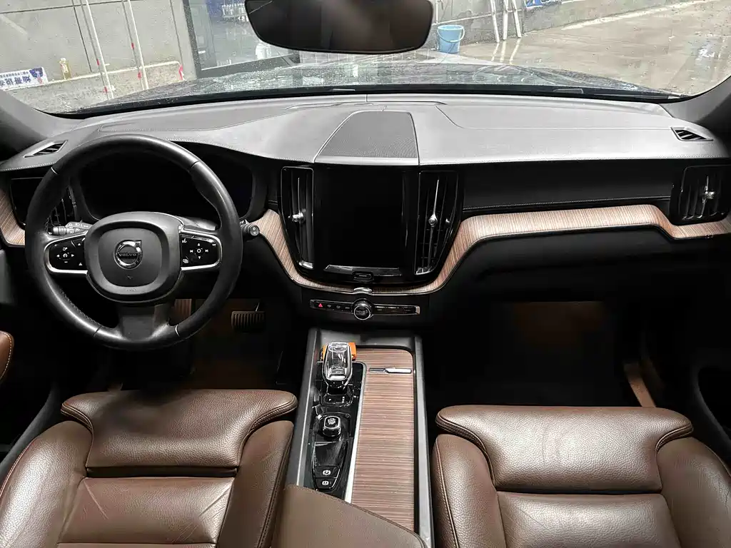Volvo XC60 2023 — фото 5