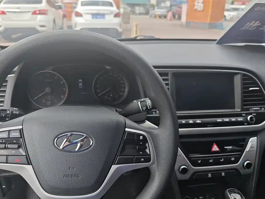 Hyundai Elantra 2018 — фото 12