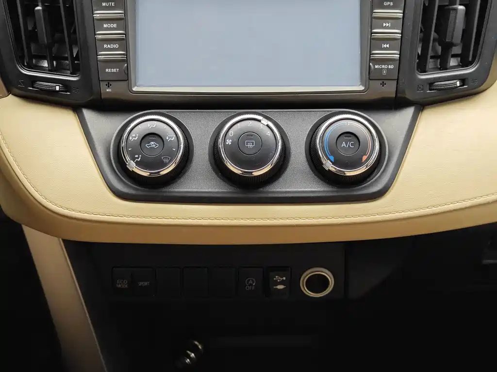 Toyota RAV4 2017 — фото 16
