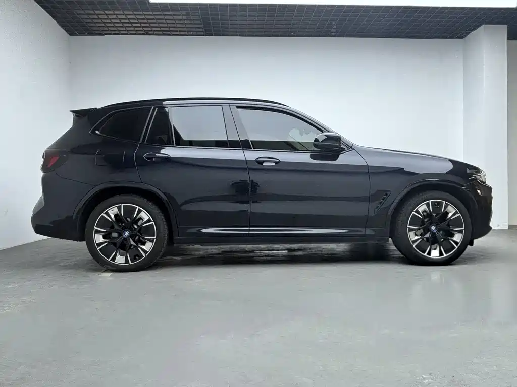 BMW iX3 2025 — фото 16