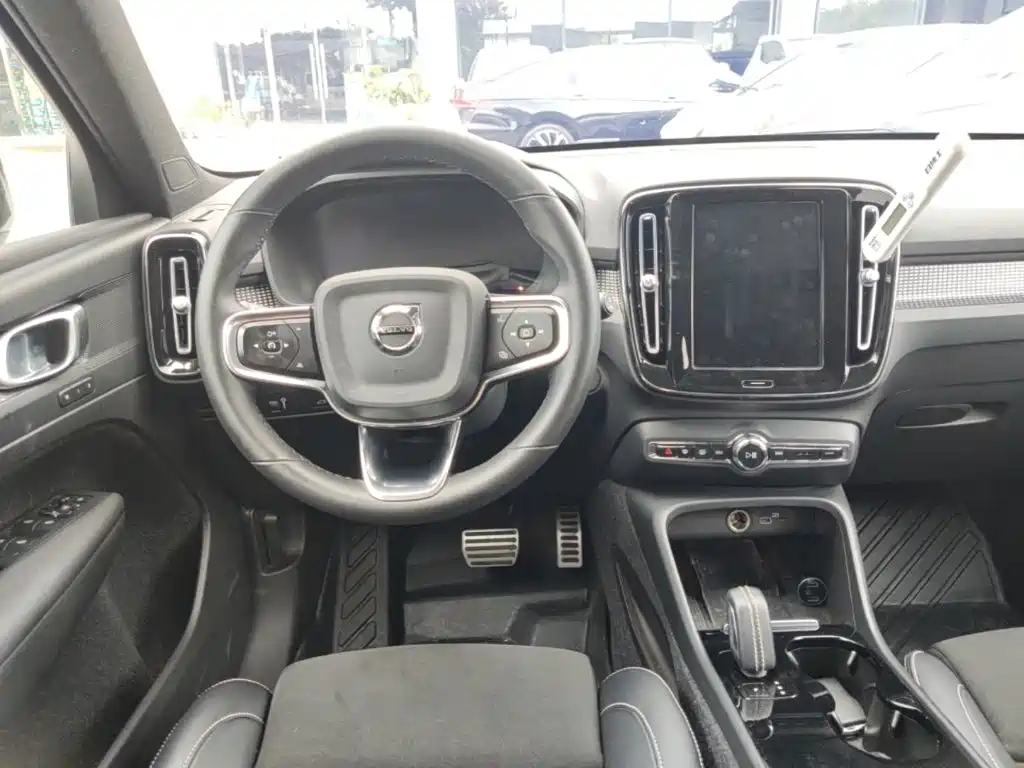 Volvo XC40 New Energy 2022 — фото 11