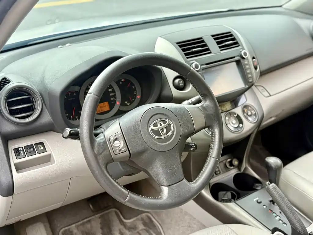 Toyota RAV4 2010 — фото 10