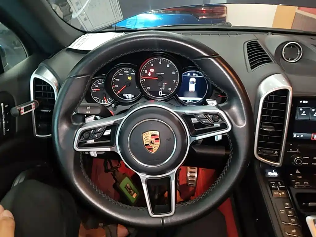 Porsche Cayenne 2017 — фото 11