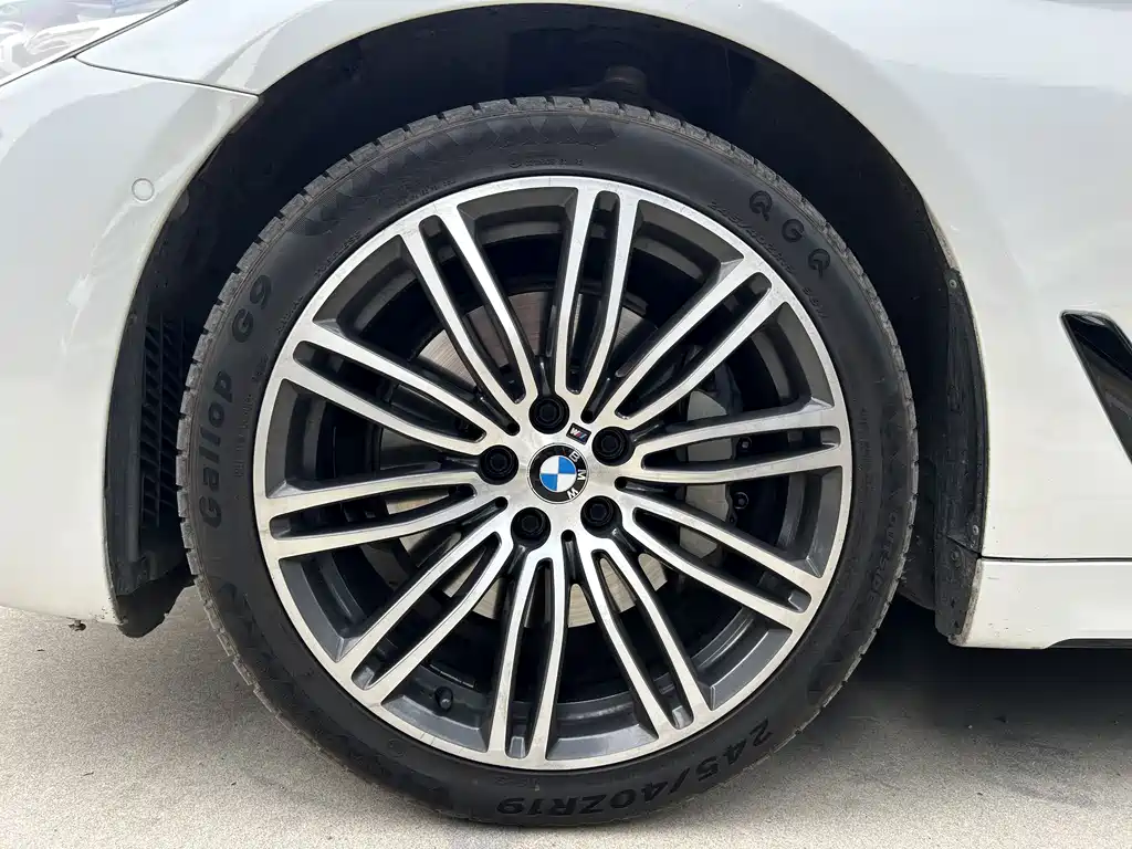 BMW 5 Series 2018 — фото 17