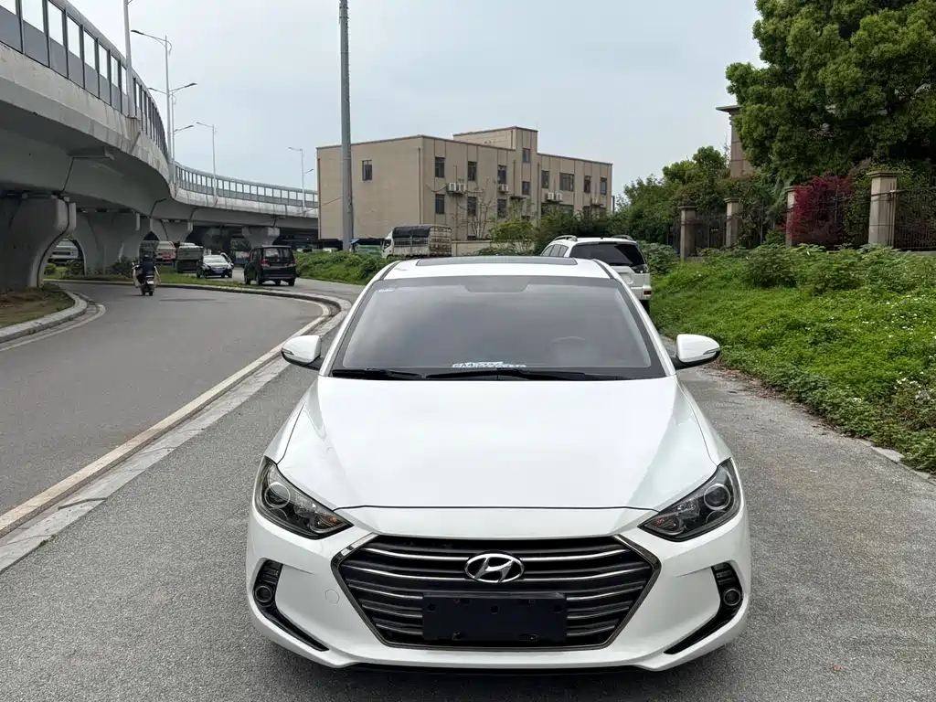 Hyundai Elantra 2018 — фото 2