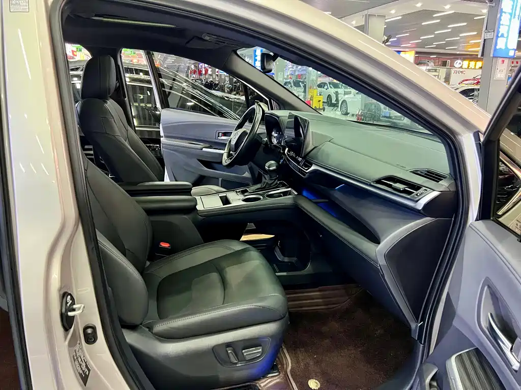 Toyota Sienna 2022 — фото 10