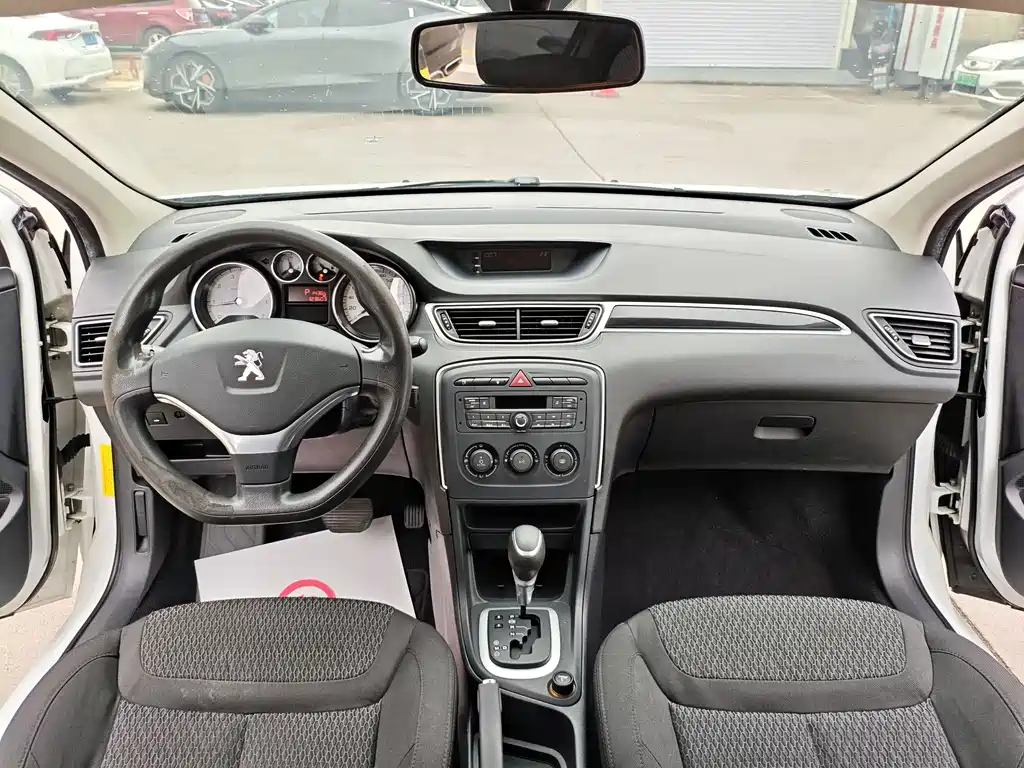 Peugeot 308 2015 — фото 11