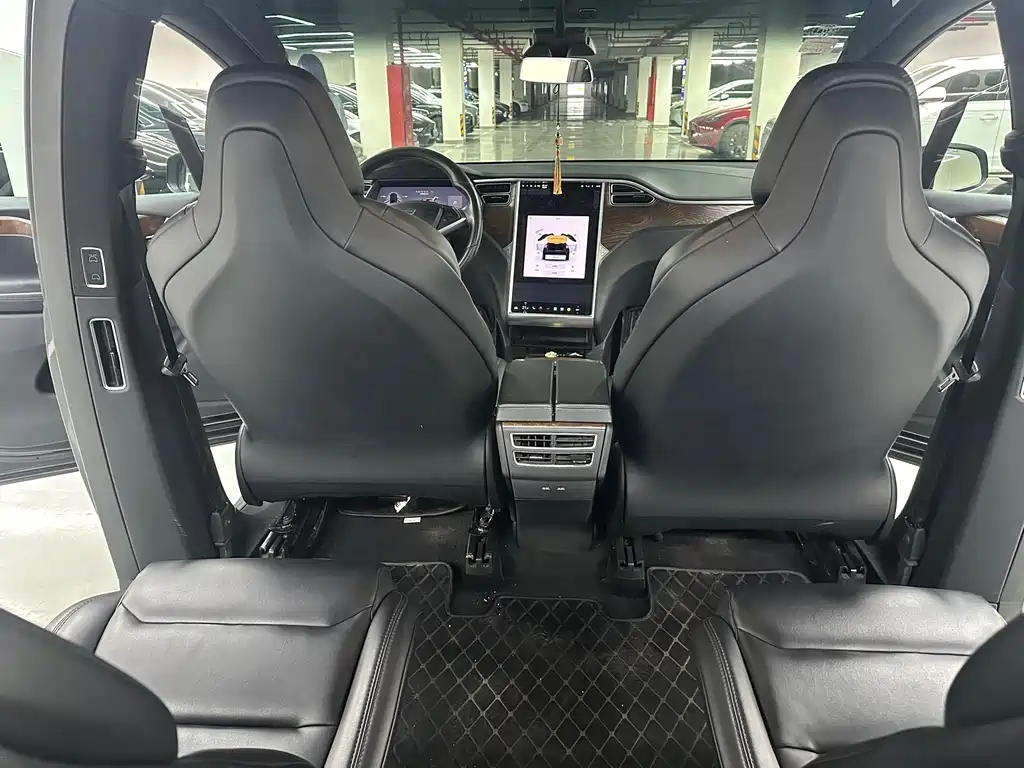 Tesla Model X 2018 — фото 9
