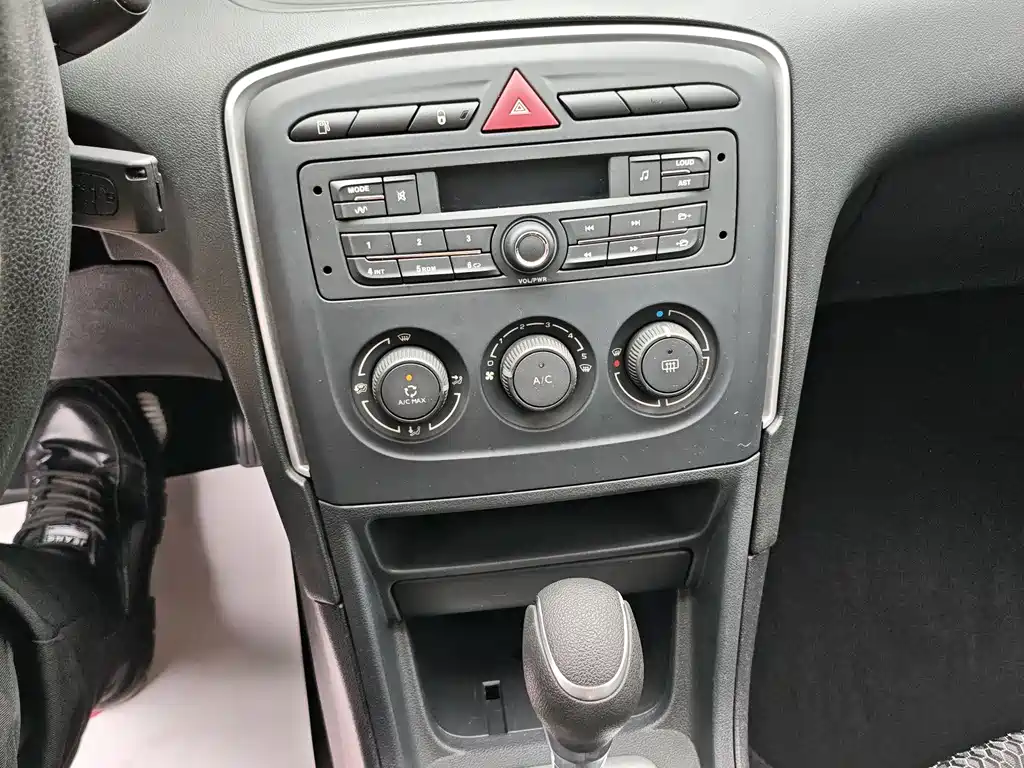 Peugeot 308 2015 — фото 14