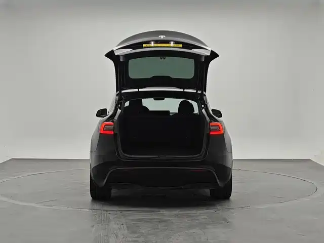 Tesla Model Y 2023 — фото 8