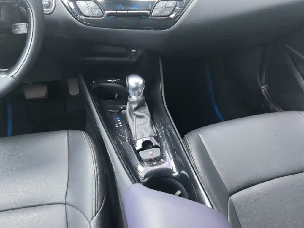 Toyota C-HR 2018 — фото 14