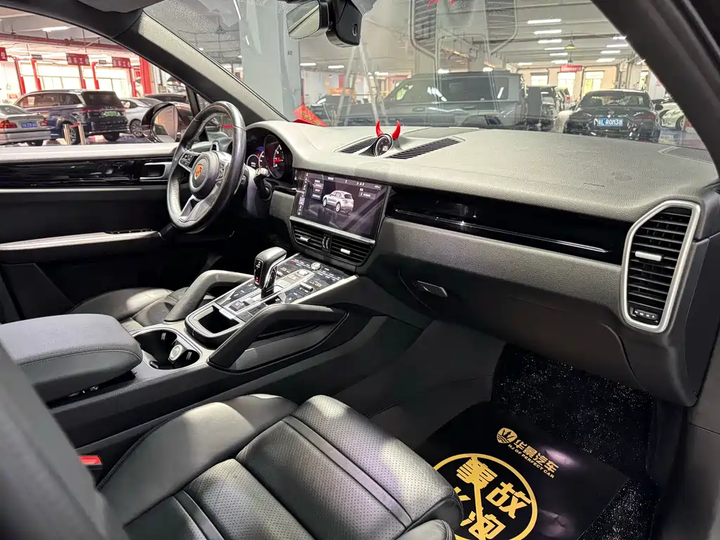 Porsche Cayenne 2019 — фото 16