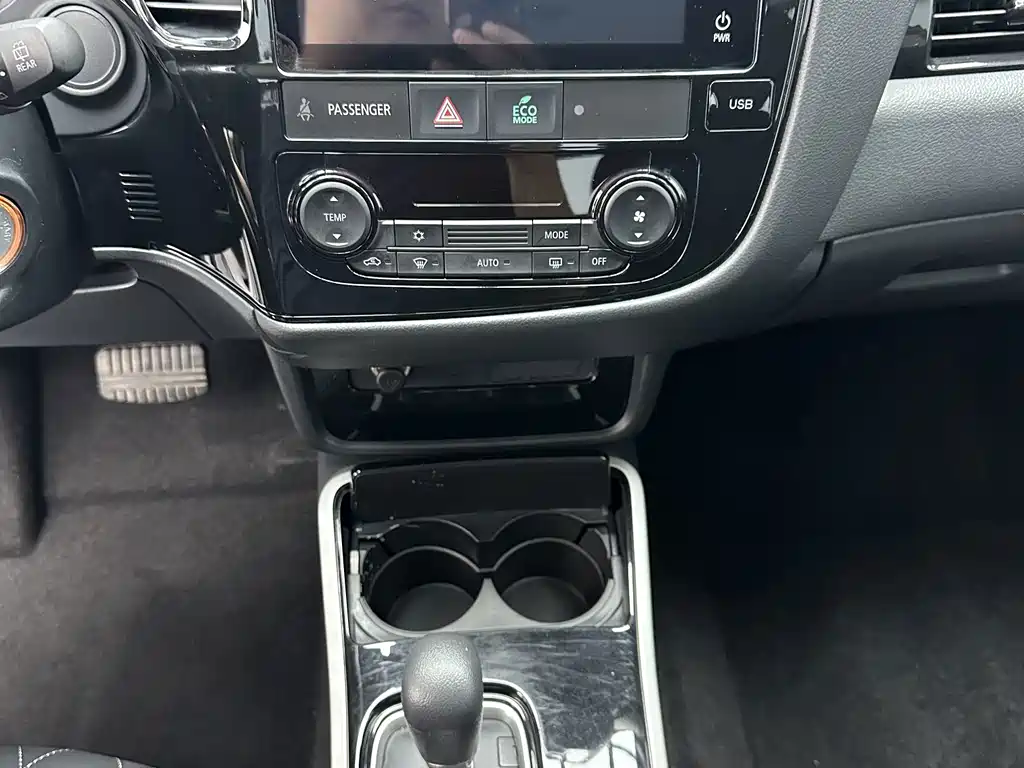 Mitsubishi Outlander 2023 — фото 15