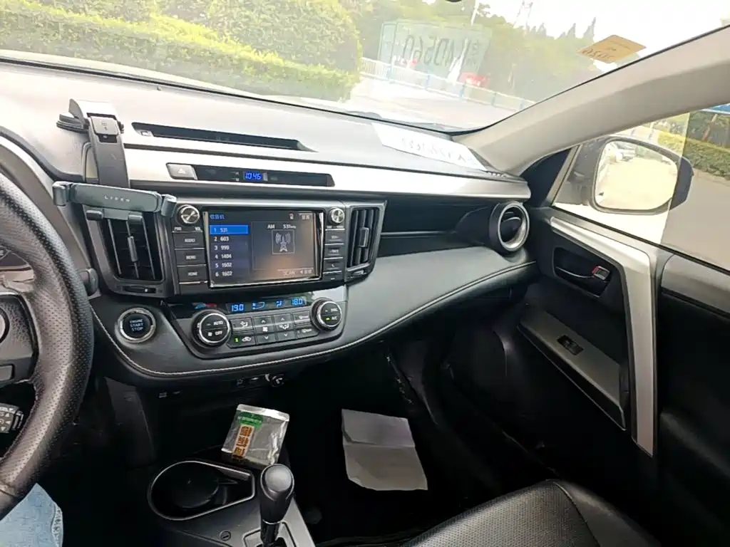 Toyota RAV4 2018 — фото 13