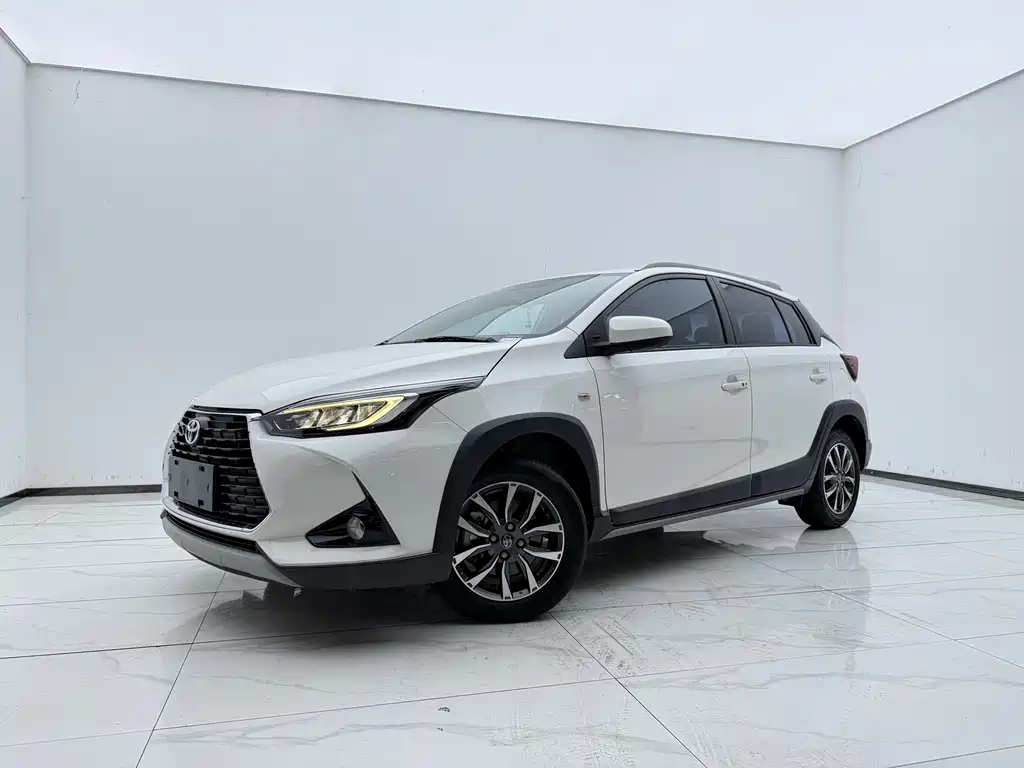 Toyota Yaris L 2022 — фото 1