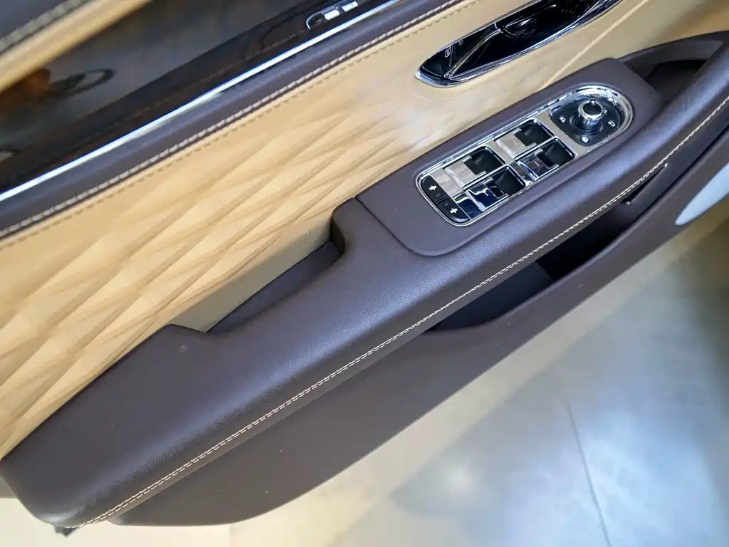 Bentley Flying Spur 2023 — фото 18