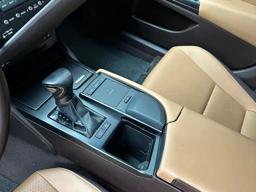 Lexus ES 2020 — фото 11