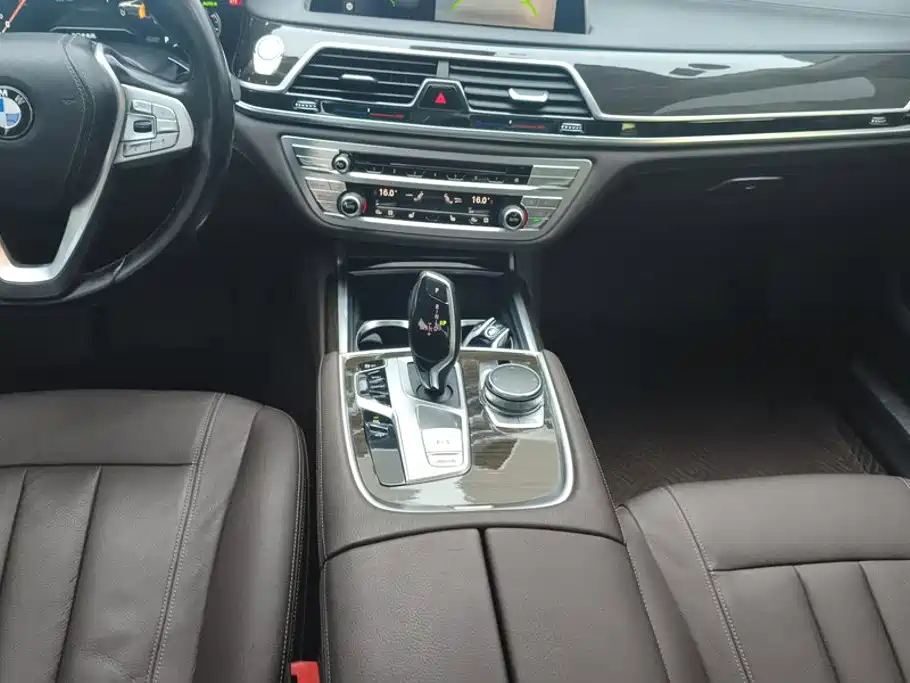 BMW 7 Series 2017 — фото 16