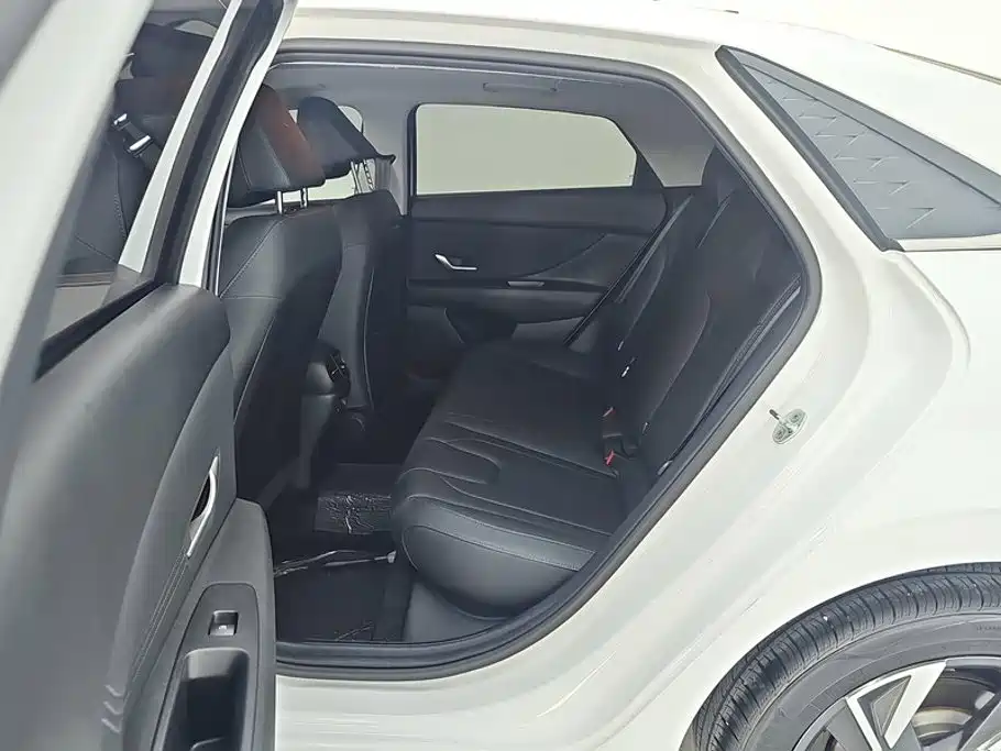 Hyundai Elantra 2025 — фото 11