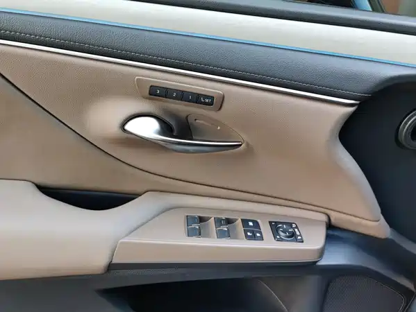 Lexus ES 2025