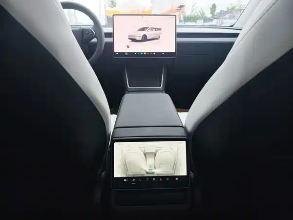 Tesla Model Y 2025